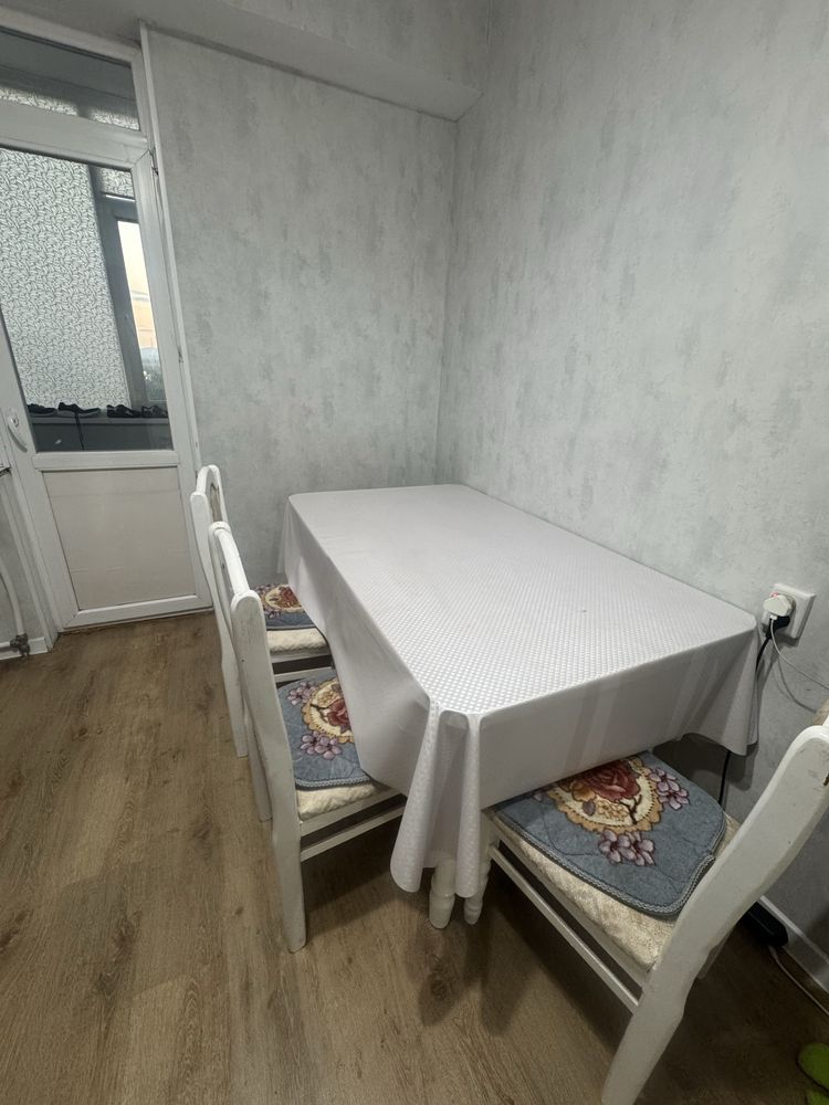 Продам деревянный стол и стулья