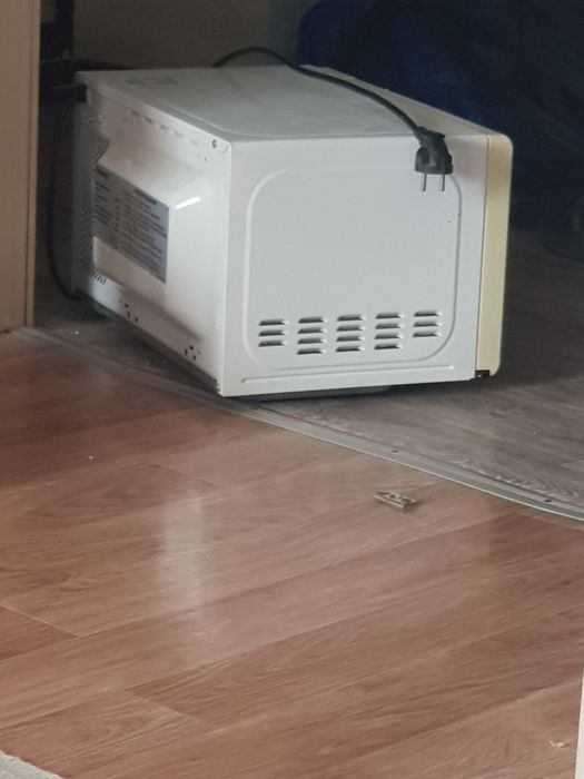 Микроволновка работает, но искрит внутри обшивка