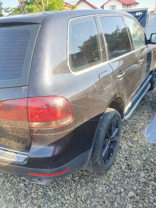 Dezmembrez Vw Touareg 7l motor 3.0 tdi 224 cp tip BKS portiera portieri usa usi aripa fata spate stanga dreapta grup diferential cardan mic mare radiator apa intercooler clima ac far faruri bi xenon lampa stop tripla spate hayon chit pornire dezmembrari