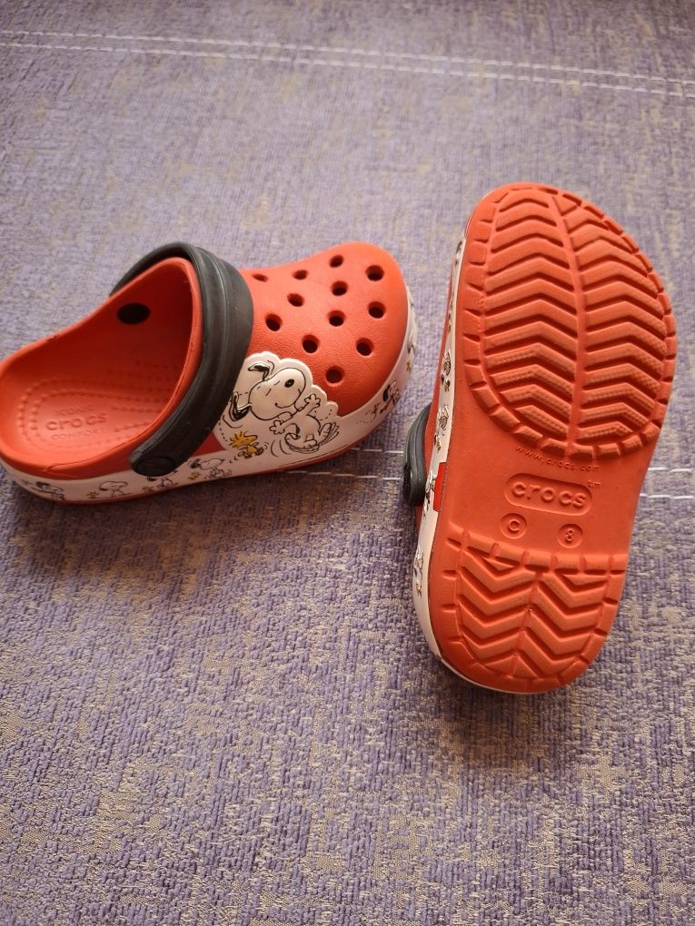 Crocs C8 model Snoopy