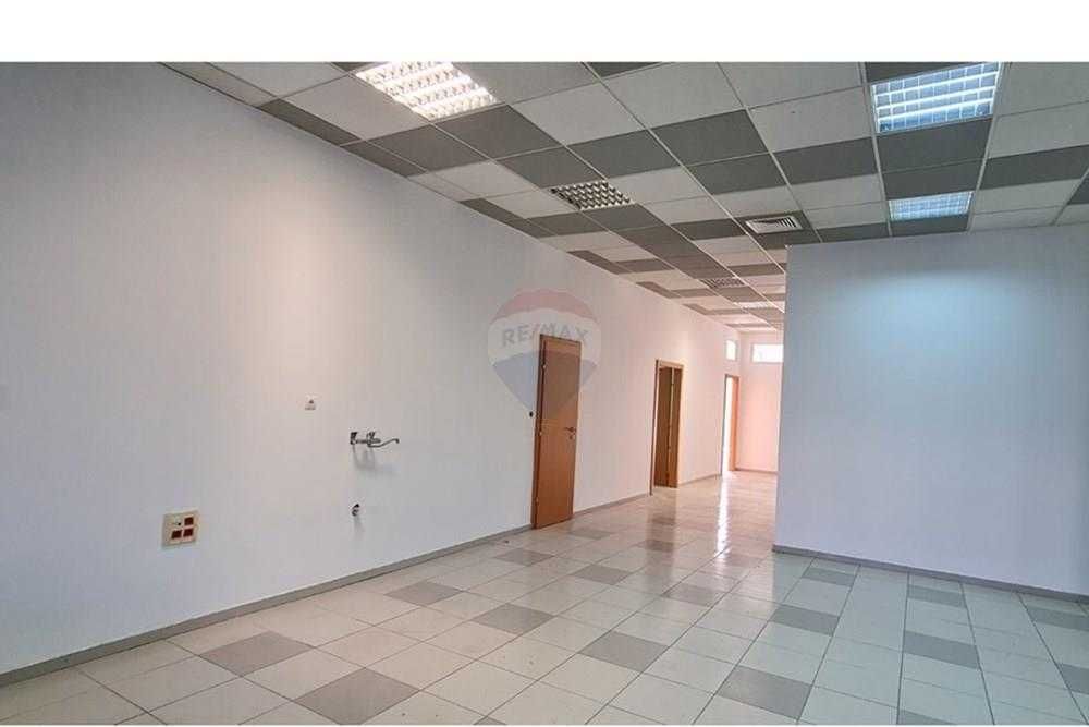 Продава се Офис в к.к. Пампорово - 242 кв.м за 1488 €/кв.м - Снимка #6