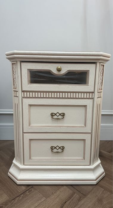 Продаётся прикроватная тумба в классическом стиле.