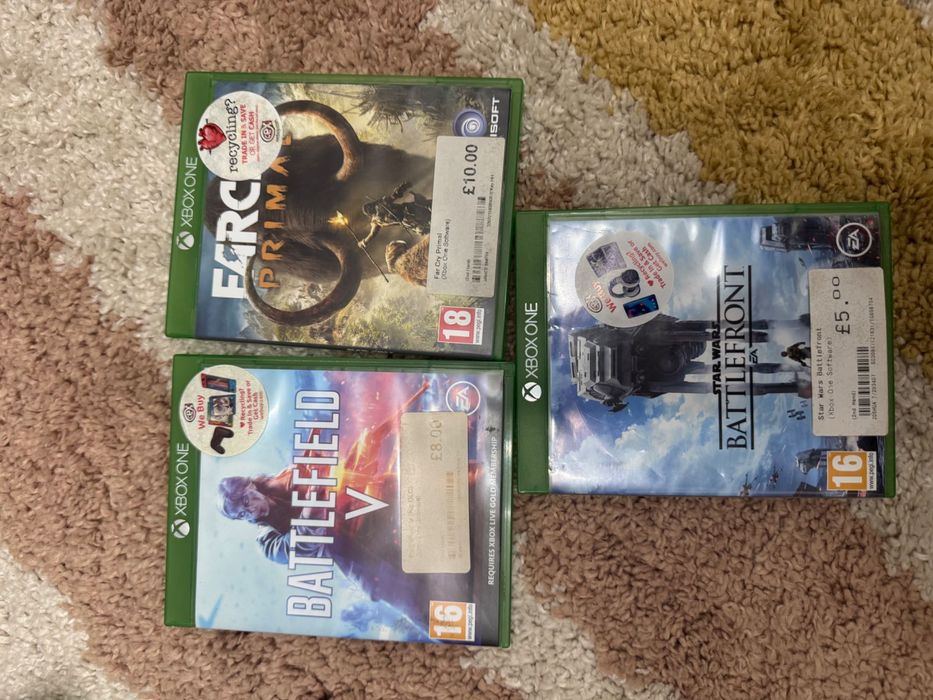 XBOX ONE с 2 безжични джойстика и 15 игри