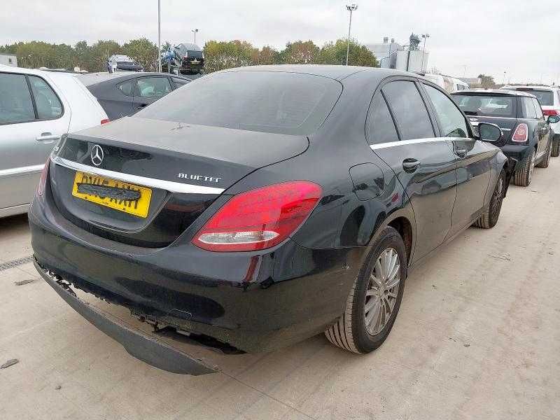 Dezmembrez mercedes 220  2015