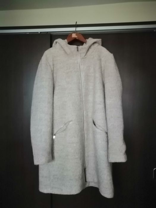 Vând fi urgent haina de stofa crem cu gluga starefbuna