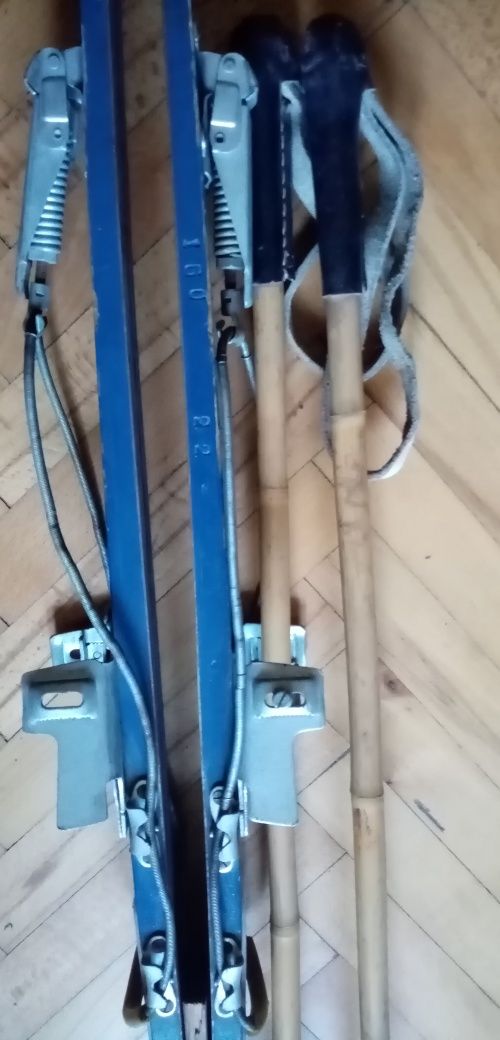 Български дървени ски "Пирин" (210 и 160 см) и бамбукови щеки.