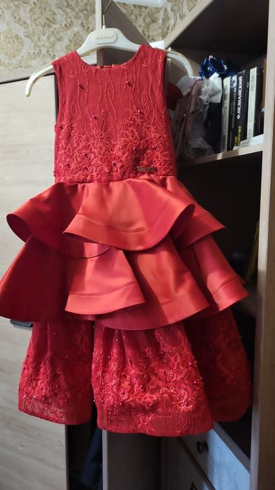 Продам детские красивые платья.