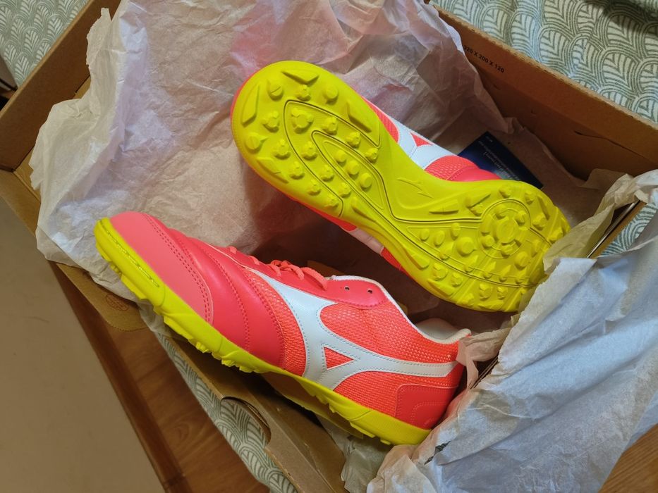 Adidași fotbal turf brand Mizuno.