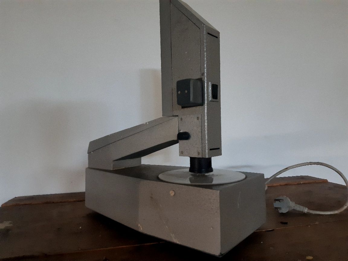 Стар немски лабораторен микроскоп. Музеен експонат