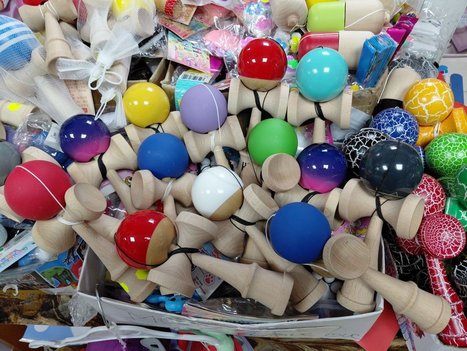 Kendama 70  lei .60 lei . 50 lei. 40 lei . Kendama . Doar ridicare din