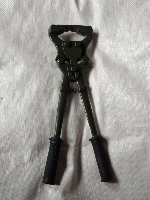 Clește de curățat copite vaci cai