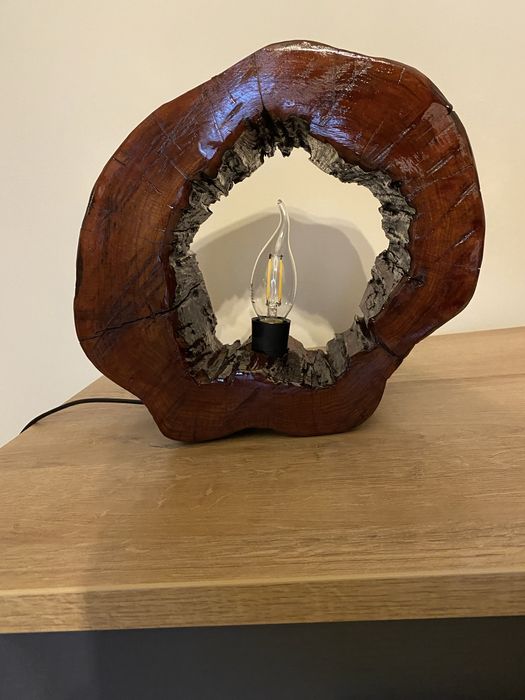 Lampa din lemn lucrata manual