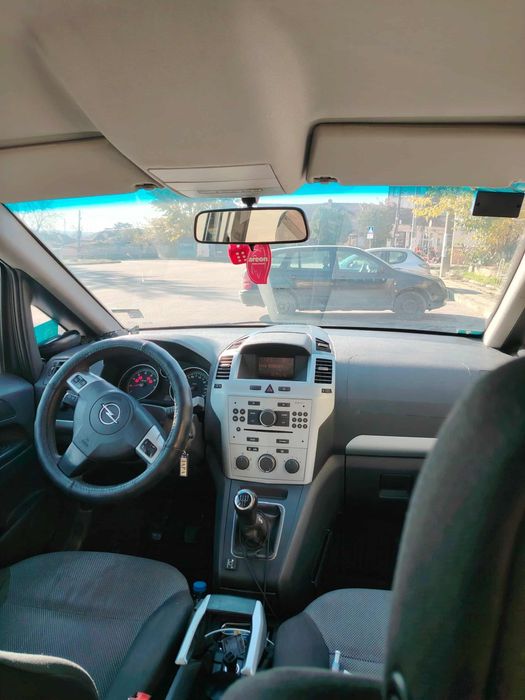 Продавам Опел Зафира Б