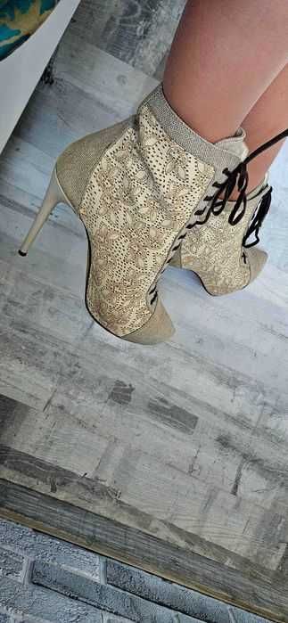 Botine din piele tip buffo,perforate cu dantela+siret Cristhelen B, 39
