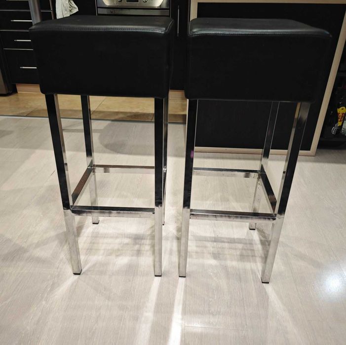 Ъглов разтегателен диван и 4 кожени стола