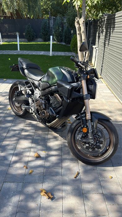 Honda CB650R 2024 E-Clutch Akrapovic