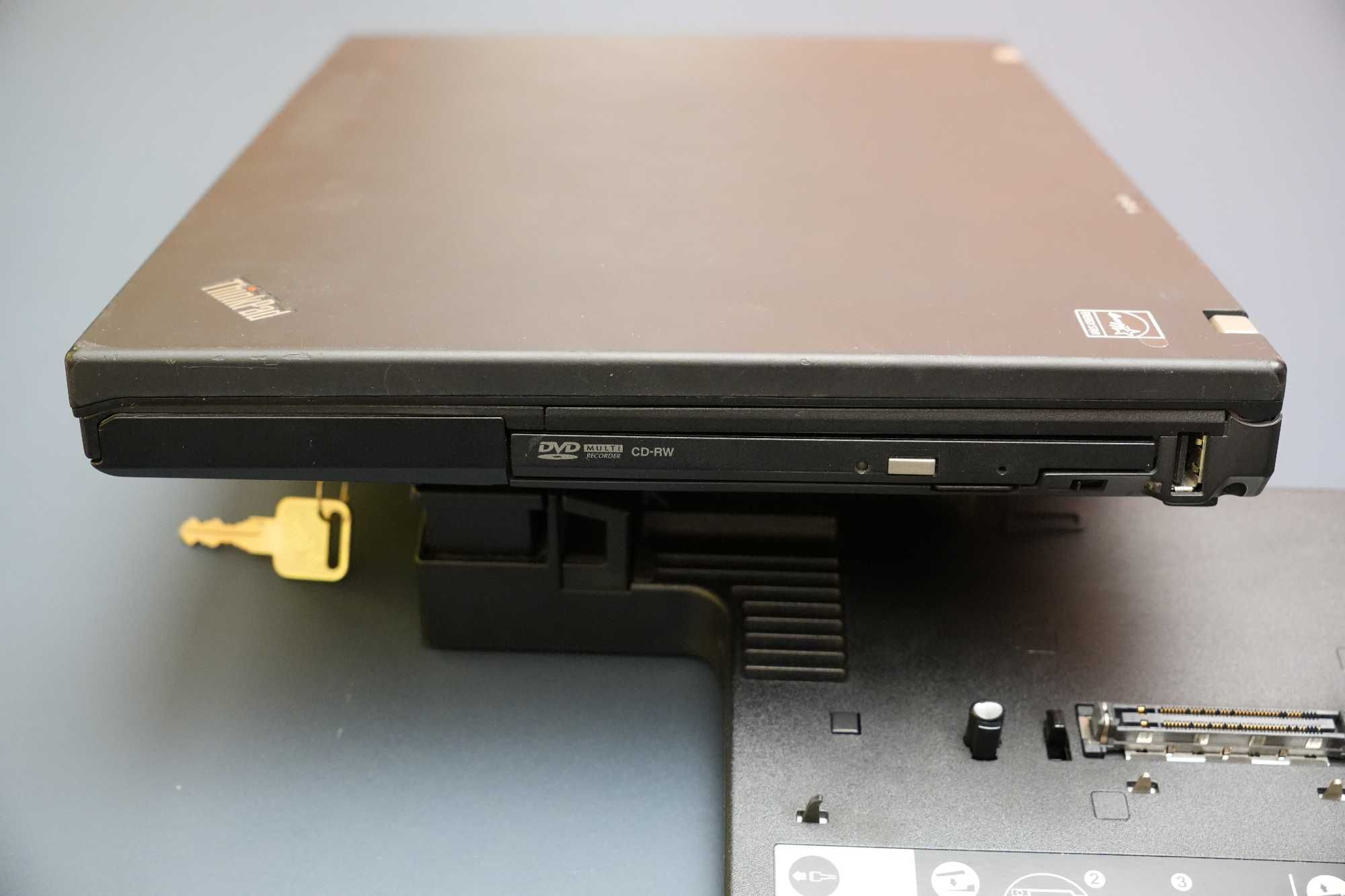 Продавам лаптоп Lenovo ThinkPad T400 с докинг станция и зарядно