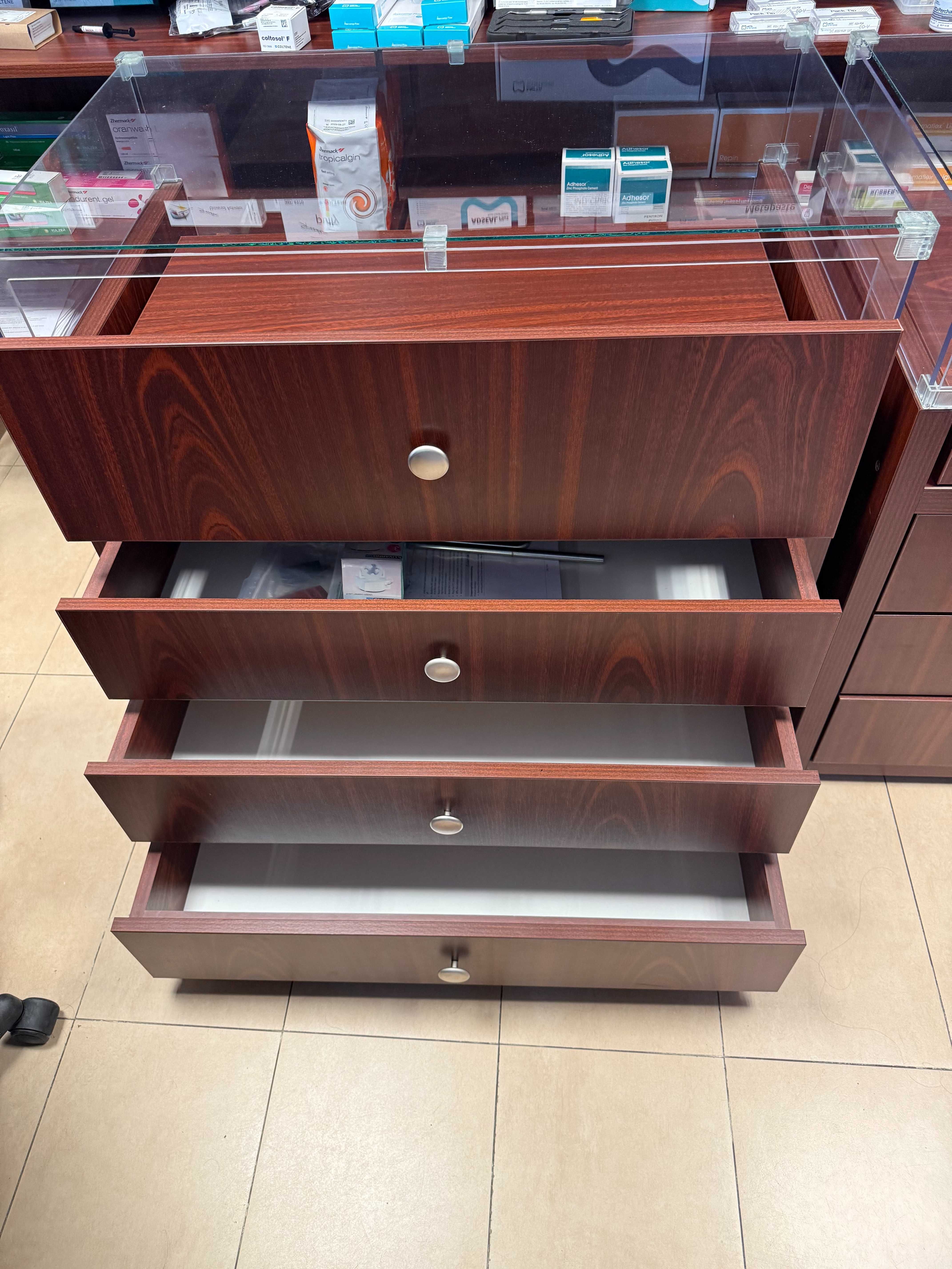 Corpuri vitrina cu 4 sertare pentru expunerea produselor in show-room.