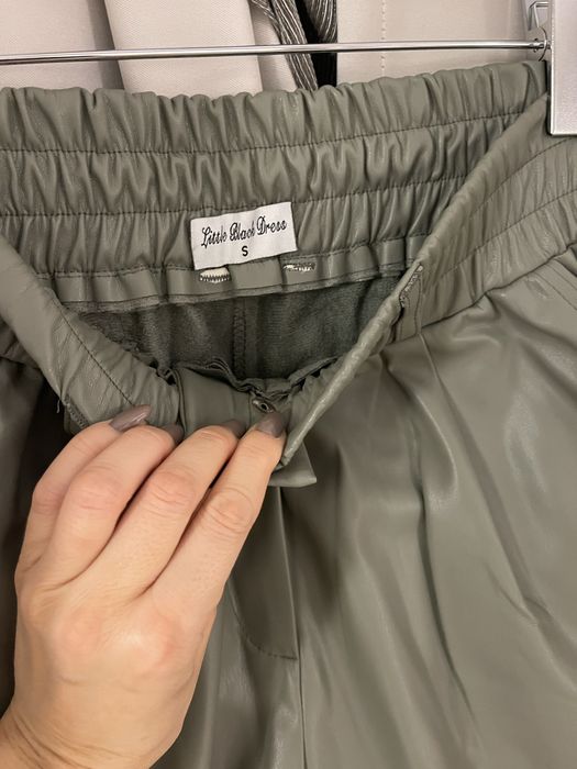 Зелен кожен панталон с ластик