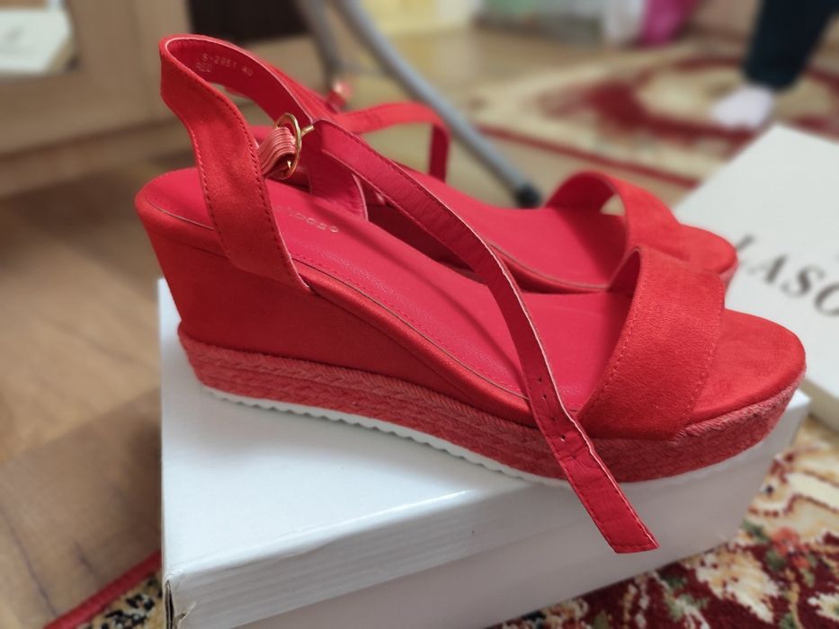 Sandale cu platforma