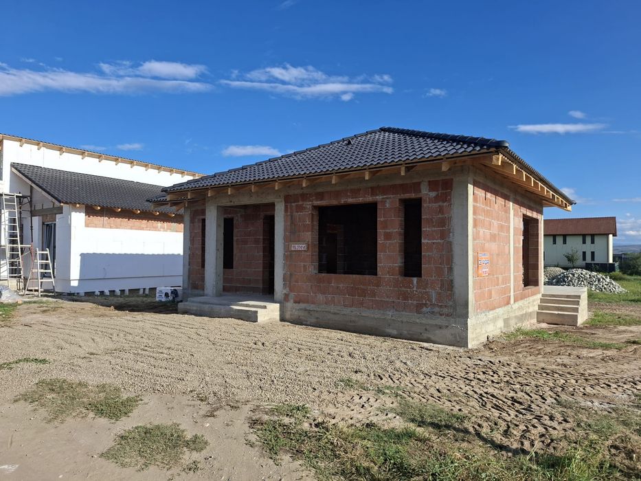 Casa la rosu pe un singur nivel