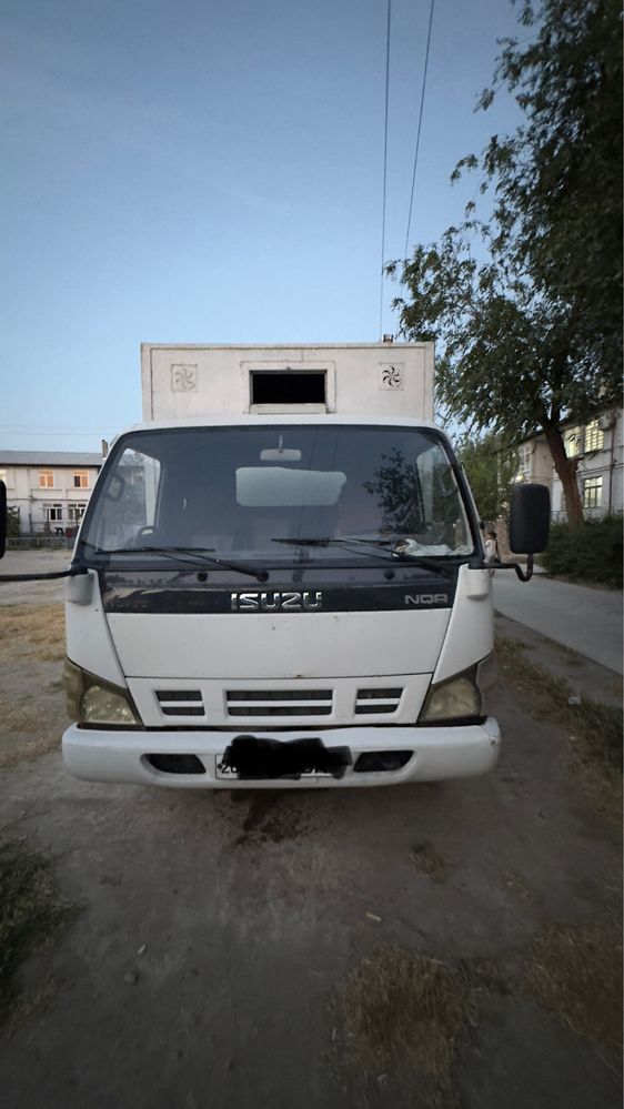 Isuzu 2008 yurib turgan mashina