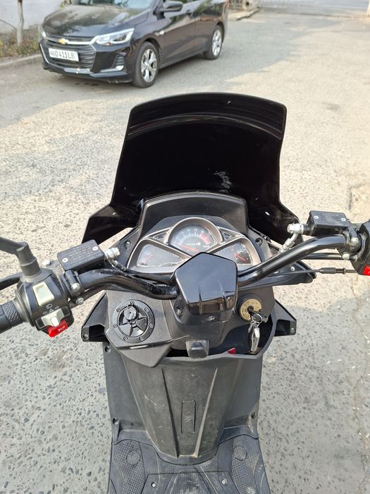 150 kuboviy skuter sotiladi yuriwlari zor ayibi yoq