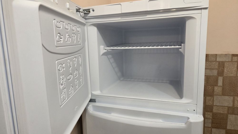 Продавам изгодно много запазен Хладилник Индезит супер цена