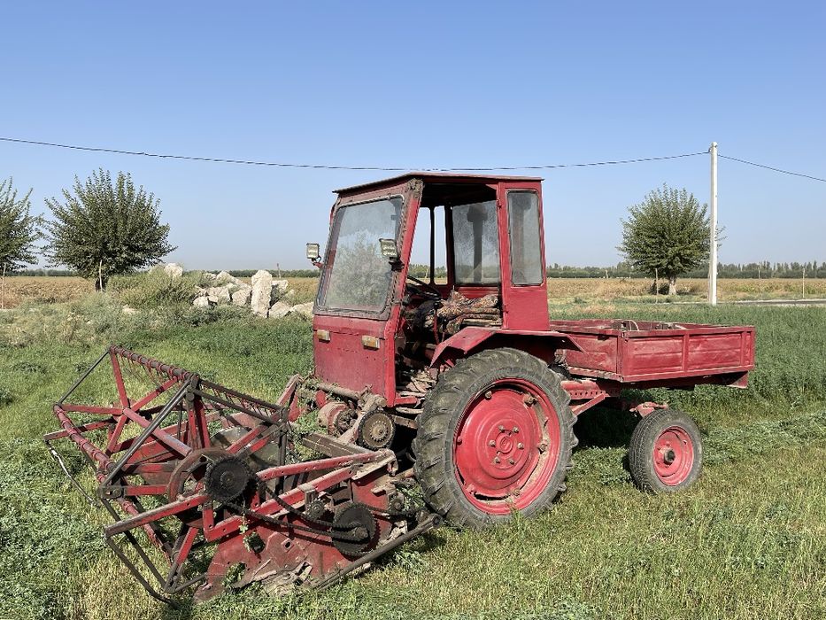 Traktor T12 Sotiladi