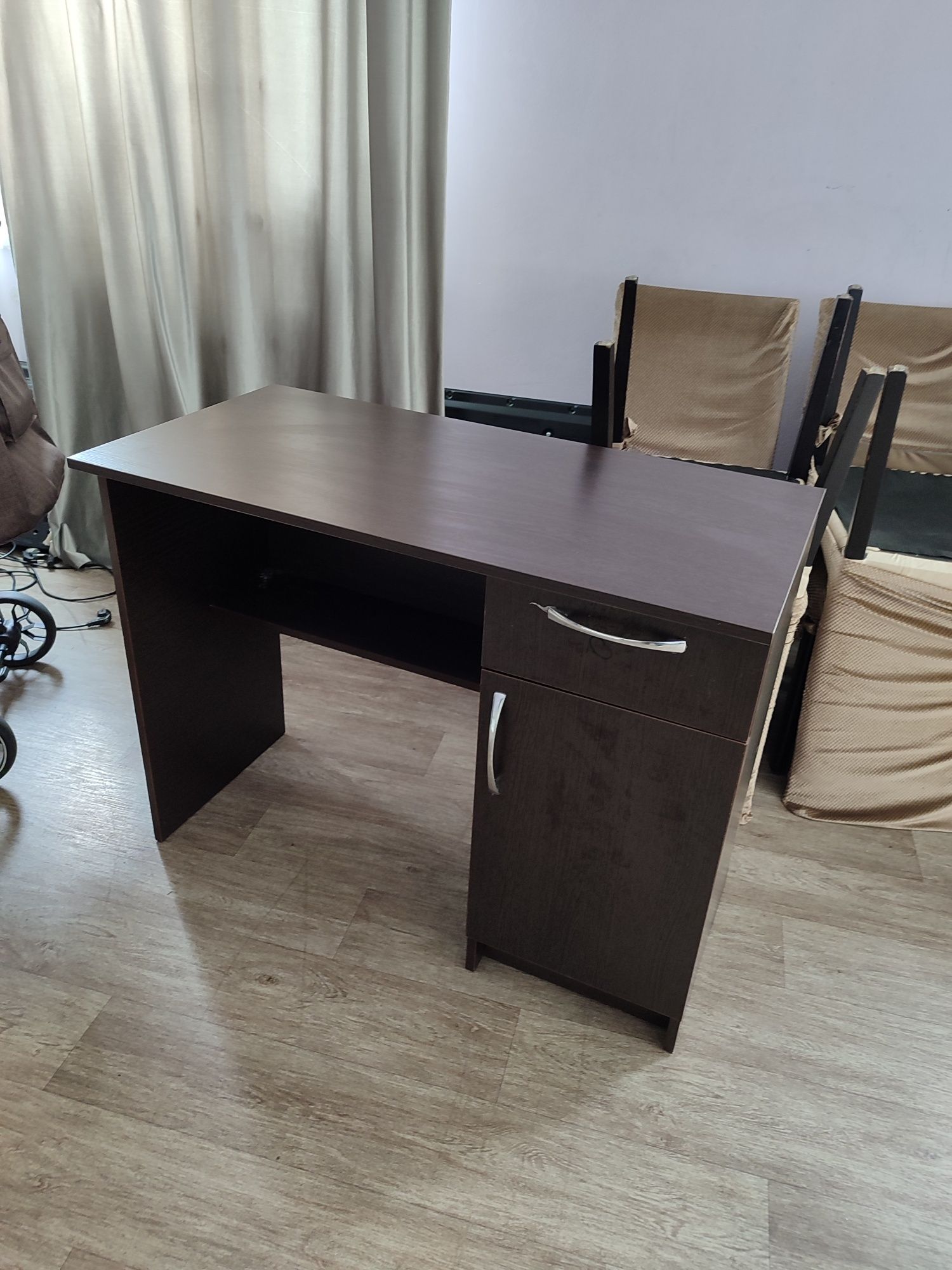 Продам парту письменный стол почти новый