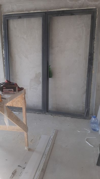 Окно ветражное высота2.5м. × ширина2.40м алюминевое, стекло колённое