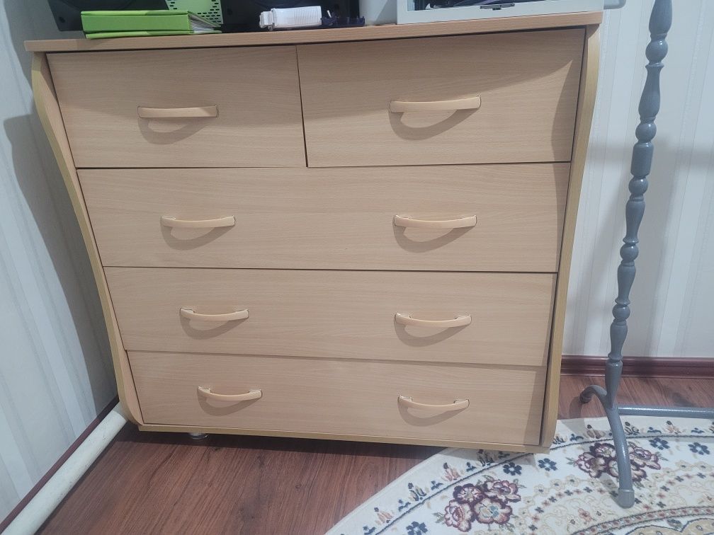 Продам шкаф, стол, комод