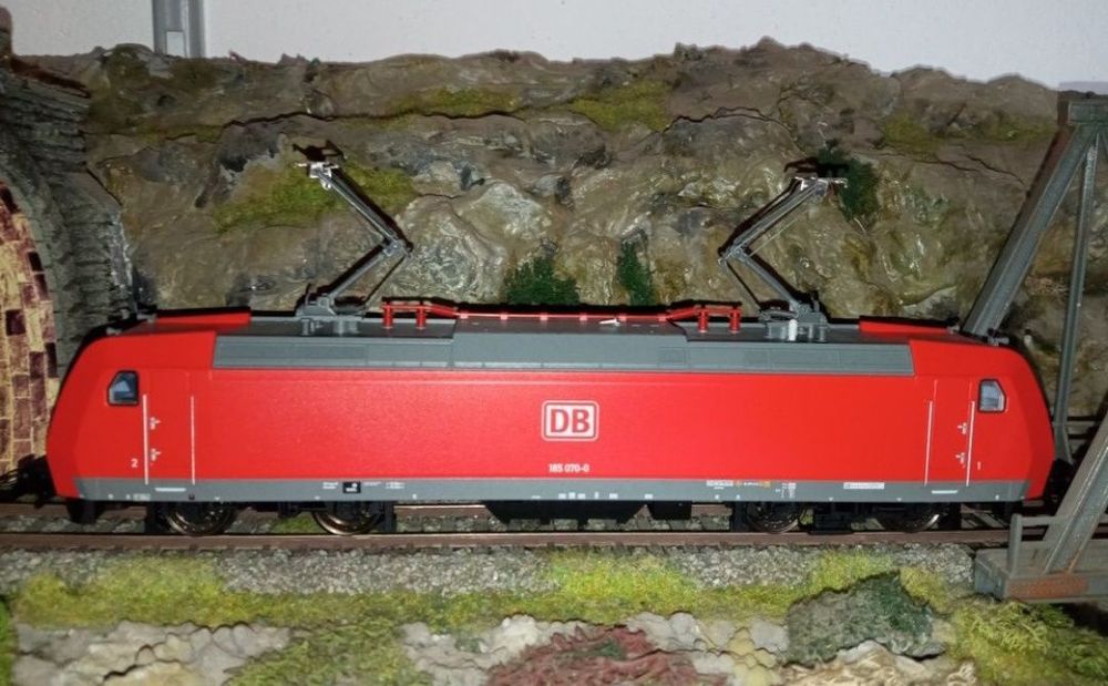 Trix Locomotiva digitala BR 185 digitala scara HO 

Tracțiune integral