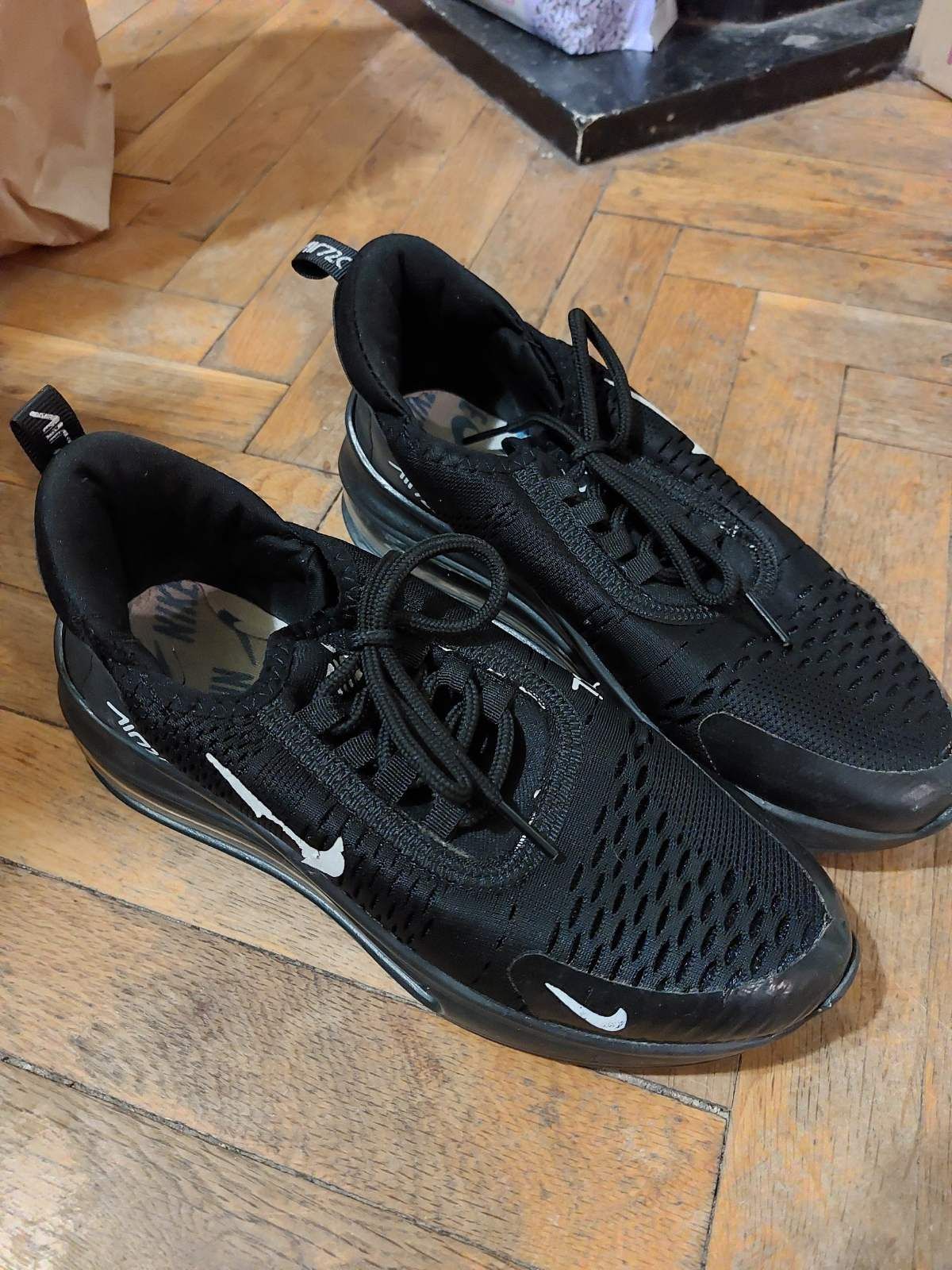 Един чифт обувки Nike