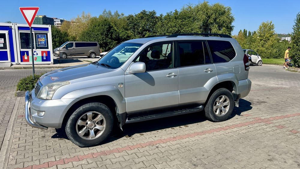 TOYOTA LAND CRUISER 3.0 D-4D 8 locuri echipare full-option