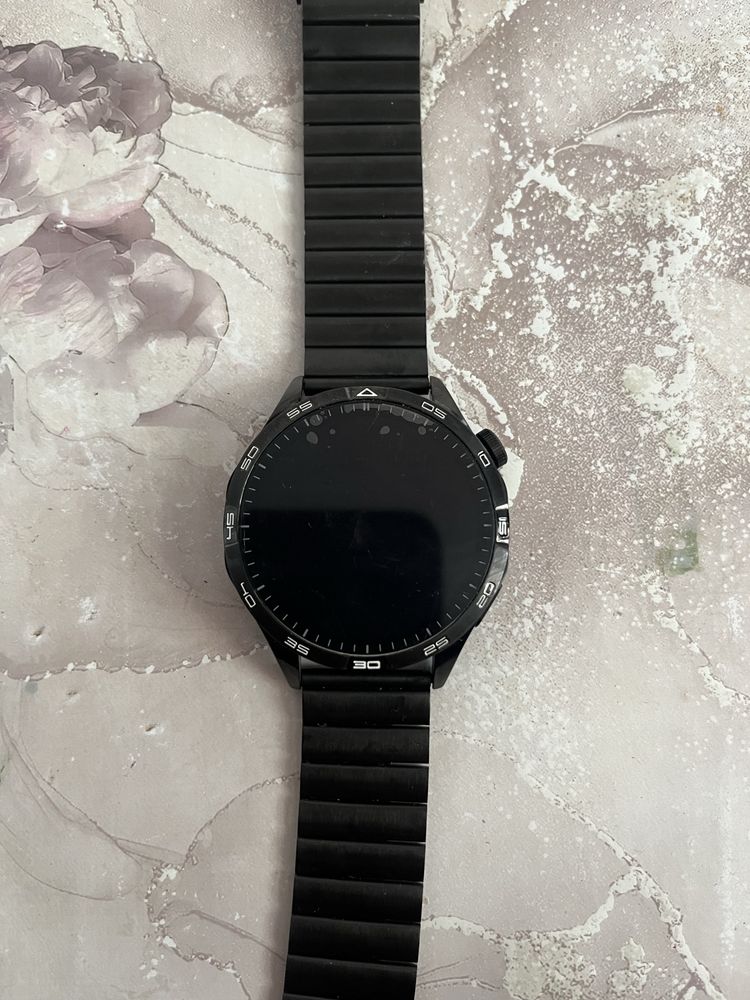 Smart watch sotlad  kam ishlatlgan holat zor hamma joyi ishlid