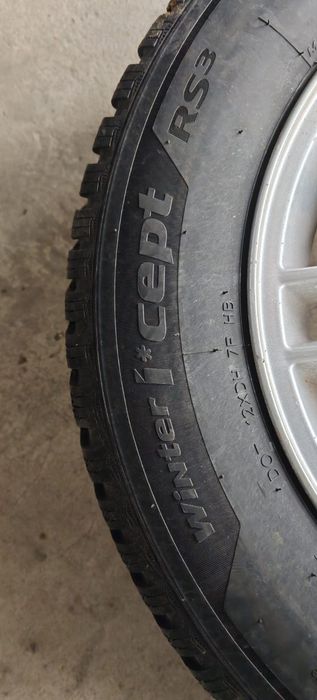 Vând 4 roți iarnă echipate complet cu jante de aliaj
Se potrive