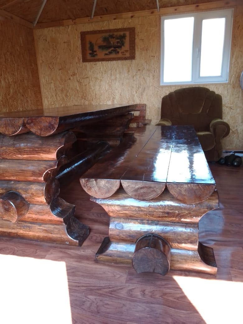 Деревянный стол из оцилиндрованного бревна