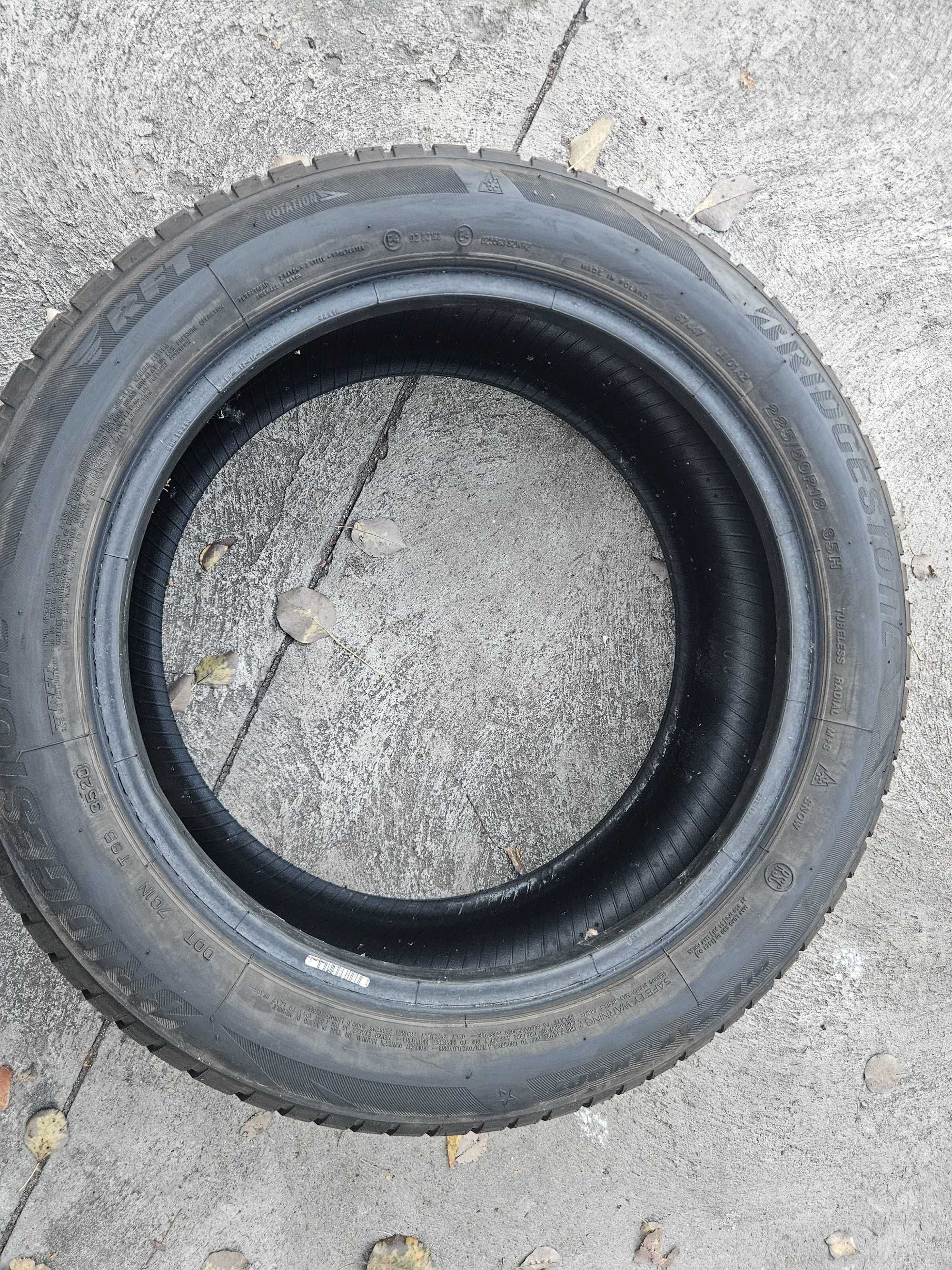 Зимни гуми Bridgestone 225/50 R18 в добро състояние.