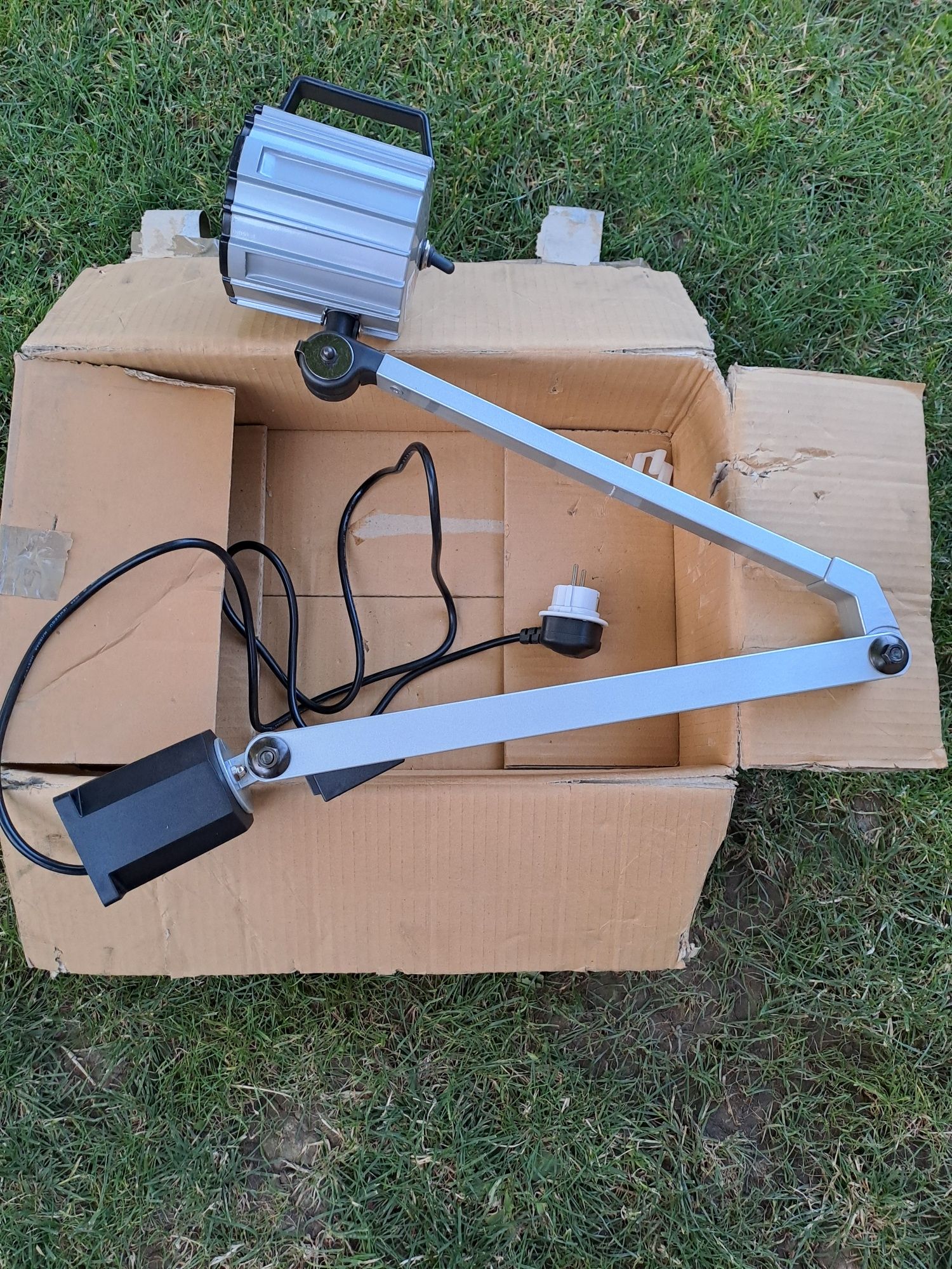 Lampă halogen nouă
