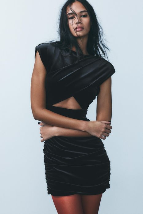 Zara кадифена черна рокля-M