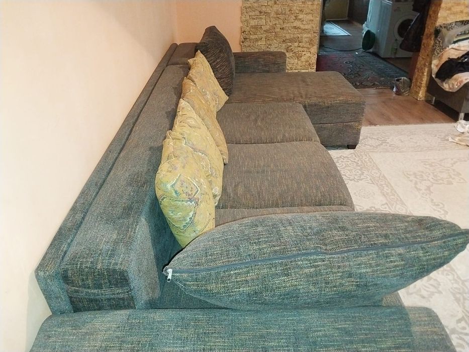 Продаю диван с подушками