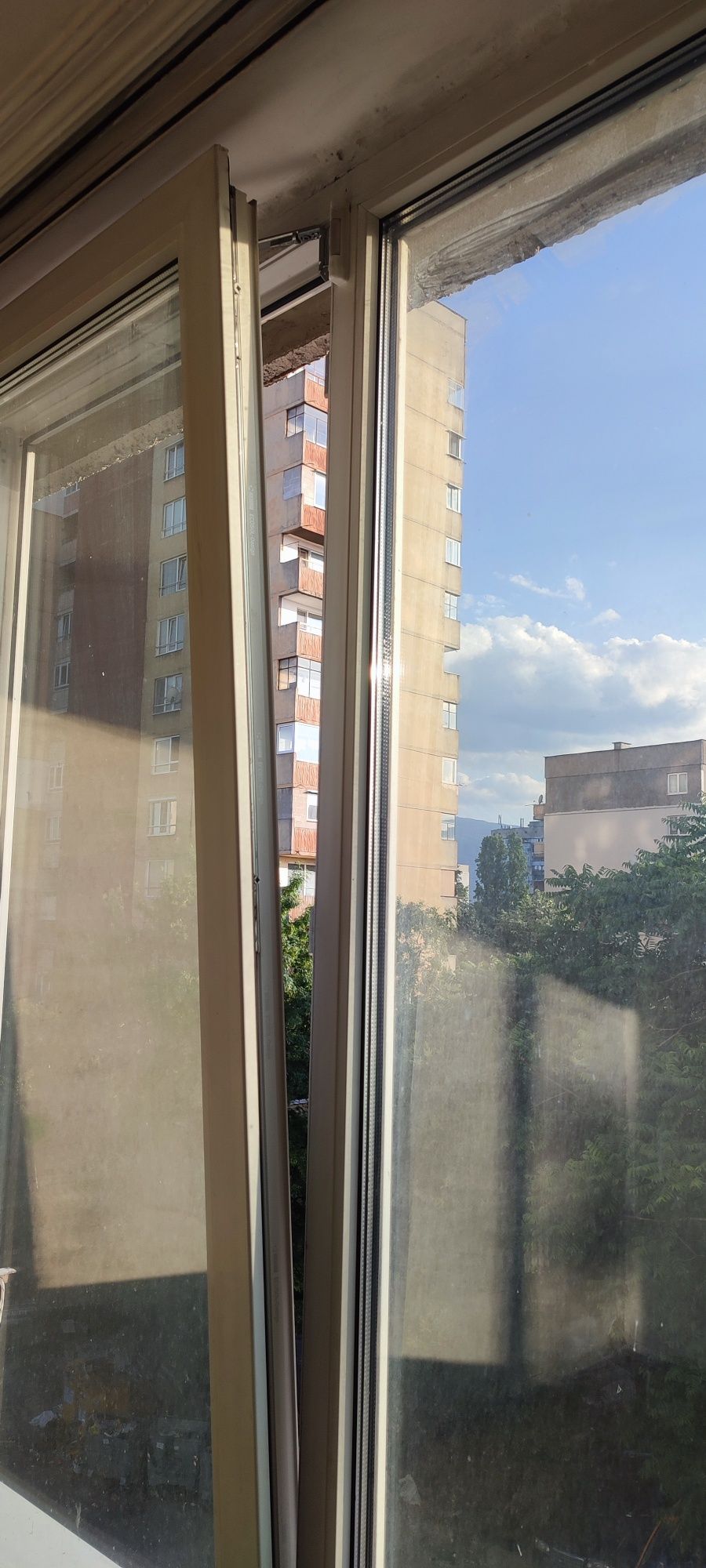 Продавам много запазени 2 броя ПВЦ-дограма-REHAU