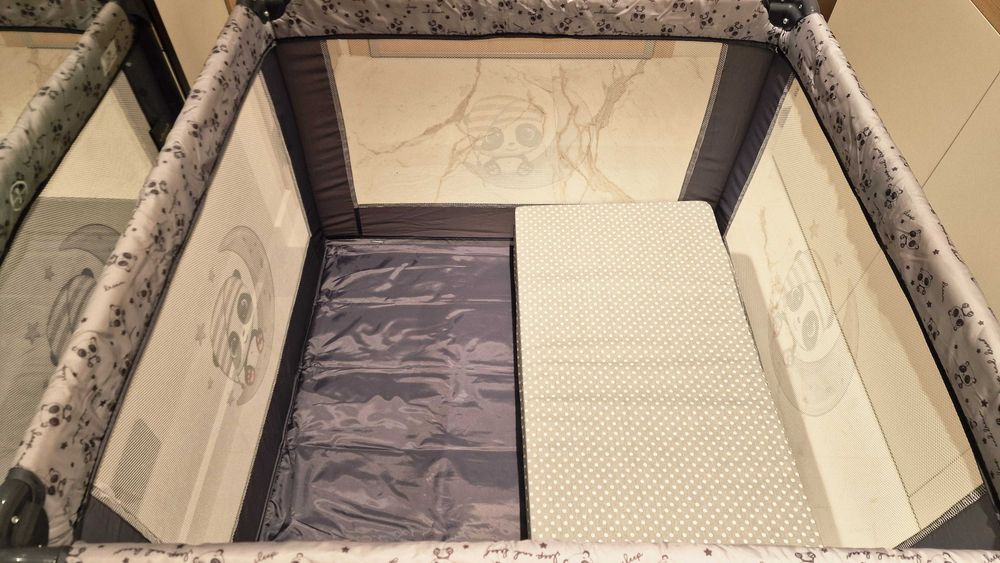 Детска кошара с матраче, подходяща за спане и игра