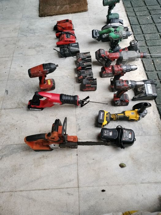 Vând scule electrice pe bateri de firma .