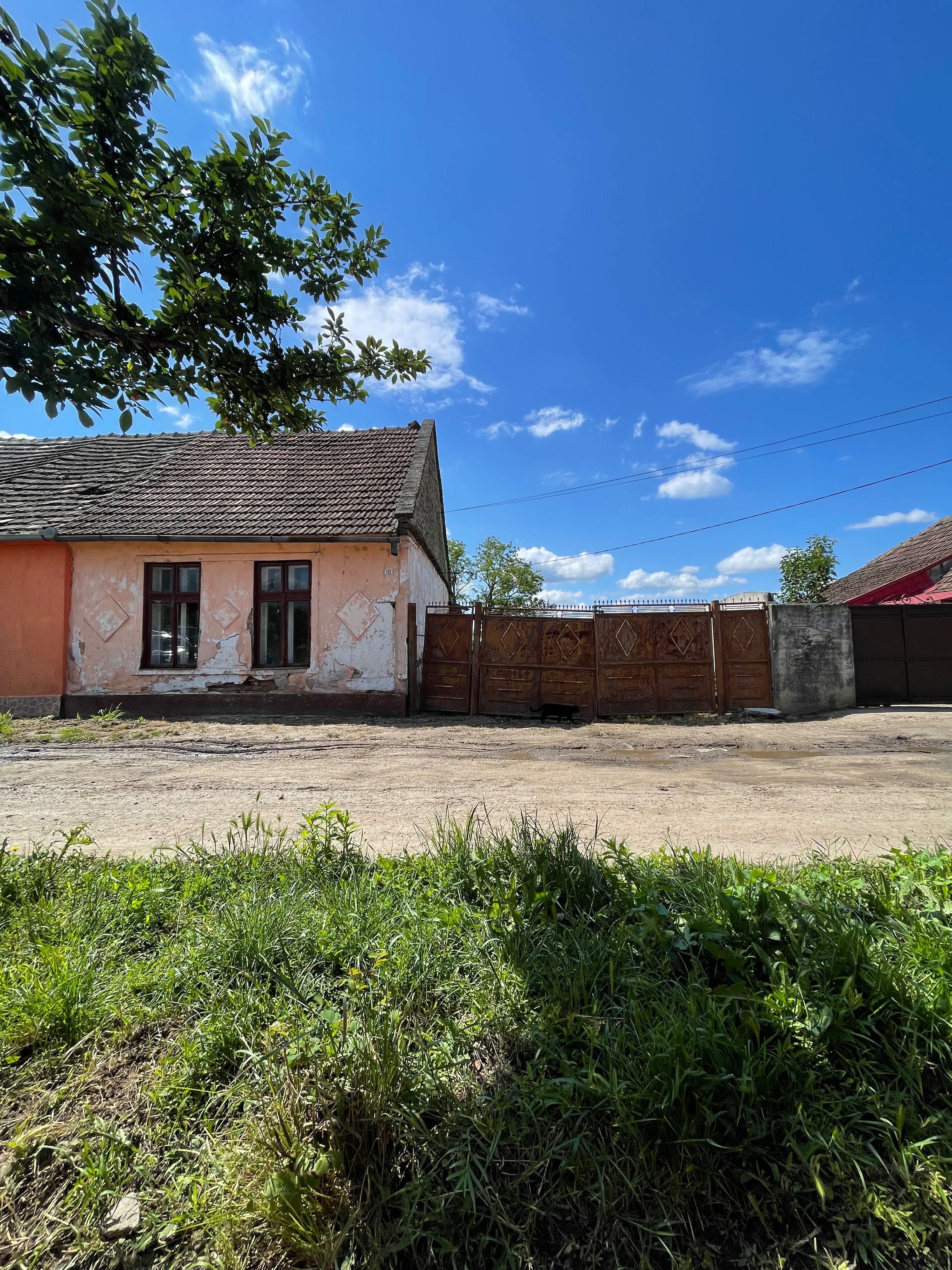 Casă de renovat - teren pentru casă
