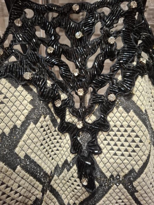 Официална рокля с камъни и змийска шарка