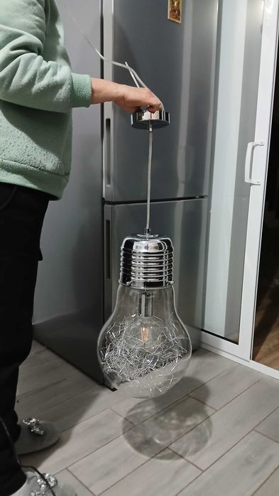 Lampa suspendata de senzatie