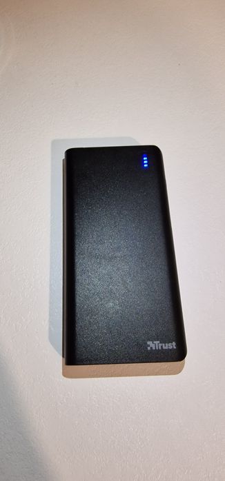 Vând baterie externa TRUST 20000 mAh