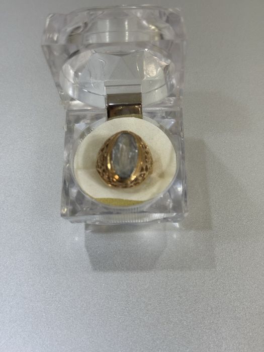 Продам золотое кольцо 585 с камнем